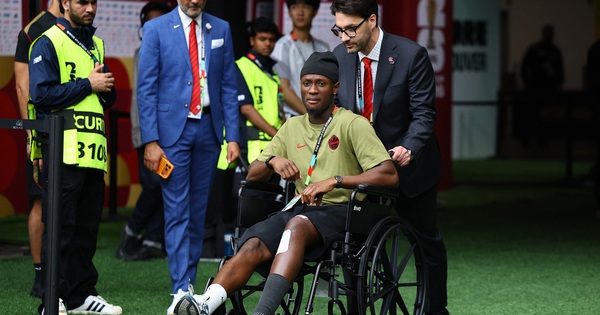 Tiền đạo Canada xuất hiện trên xe lăn sau chấn thương kinh hoàng, FIFA phạt nguội cực nặng sao Qatar - hình ảnh - o8play.com