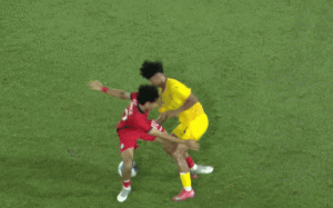 Thưởng tân thủ O8: Cầu thủ U19 Malaysia gây sốc với pha đạp ngực đối phương