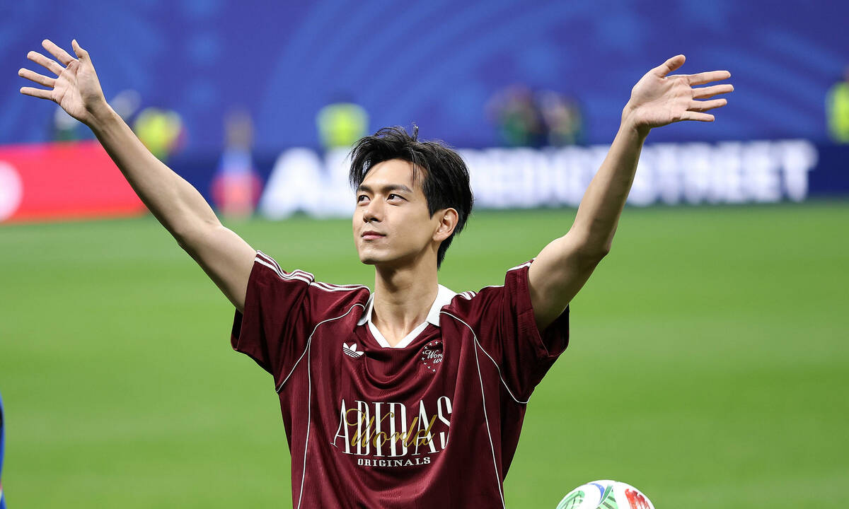 Tài tử Lý Hiện gây sốt trên sân bóng World Cup: góc nhìn mới cho người chơi Việt - hình ảnh - o8play.com Tài tử Lý Hiện gây sốt trên sân bóng World Cup: góc nhìn mới cho người chơi Việt - hình ảnh - o8play.com