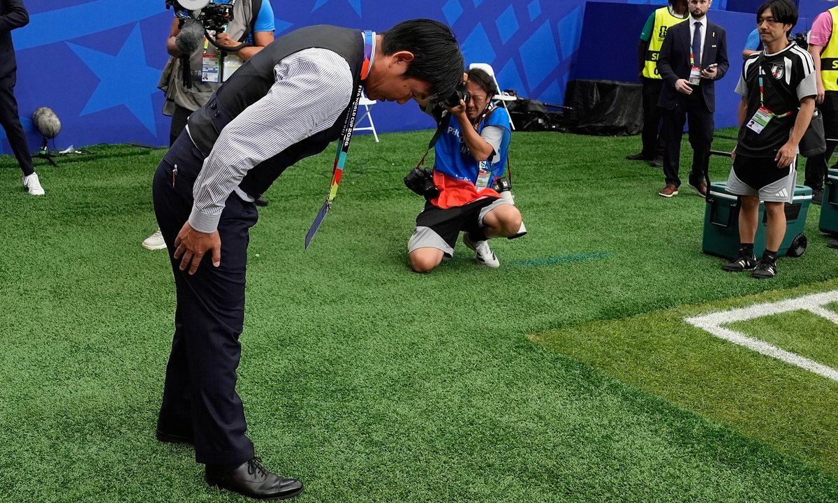HLV Nhật Bản cúi đầu tri ân khán giả sau trận thua Brazil tại World Cup 2026 - hình ảnh - o8play.com HLV Nhật Bản cúi đầu tri ân khán giả sau trận thua Brazil tại World Cup 2026 - hình ảnh - o8play.com