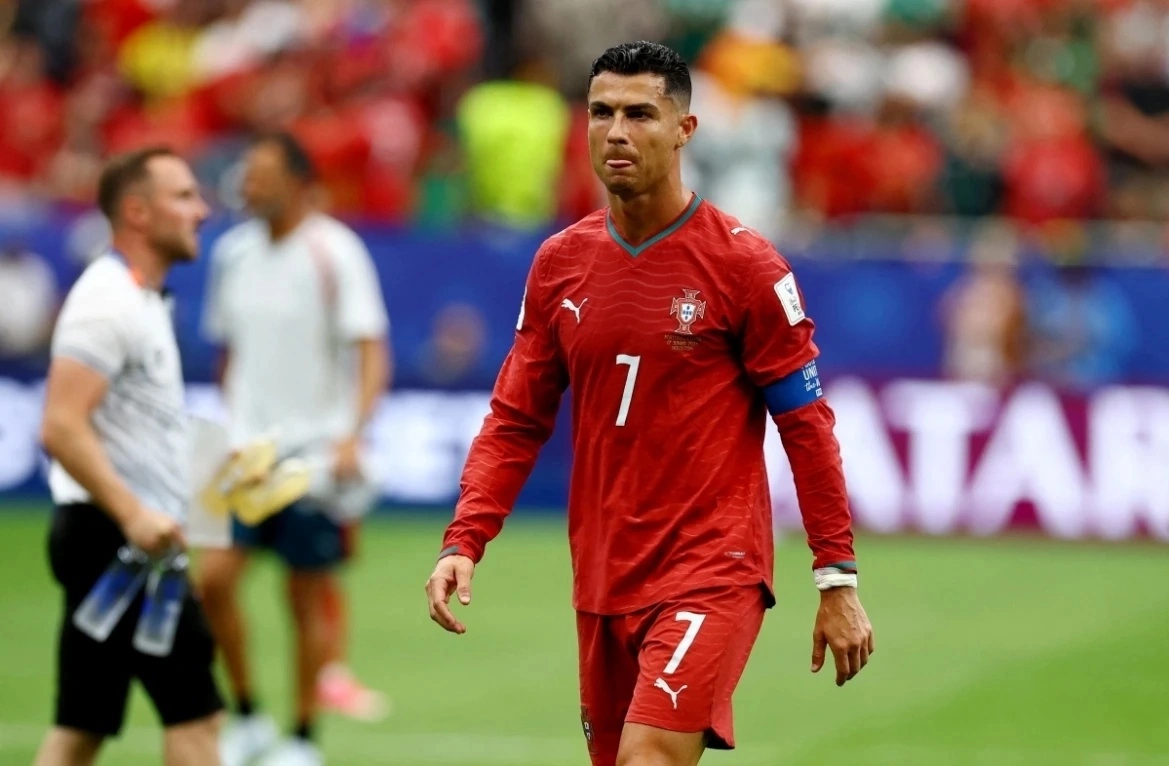 Cầu thủ CHDC Congo thừa nhận không kèm Ronaldo: Cơ hội vàng cho người hâm mộ O8 - hình ảnh - o8play.com Cầu thủ CHDC Congo thừa nhận không kèm Ronaldo: Cơ hội vàng cho người hâm mộ O8 - hình ảnh - o8play.com
