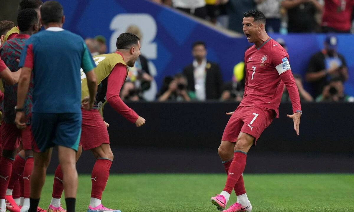 Ibrahimovic chê Ronaldo: ‘Cứ như vừa trở về từ hành tinh khác’ - hình ảnh - o8play.com Ibrahimovic chê Ronaldo: ‘Cứ như vừa trở về từ hành tinh khác’ - hình ảnh - o8play.com
