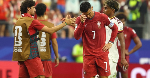 Ibrahimovic chê HLV Martinez không dám hy sinh Ronaldo, khiến Bồ Đào Nha bị loại cay đắng - hình ảnh - o8play.com