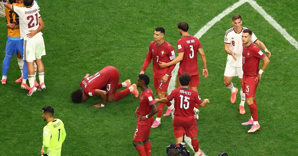 HLV Tây Ban Nha gây sốt với cảnh ôm Ronaldo: ‘Tôi ngưỡng mộ giá trị anh ấy…’ - hình ảnh - o8play.com