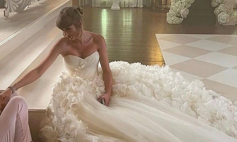 Taylor Swift diện đầm cưới Dior trong hôn lễ với Travis Kelce - hình ảnh - o8play.com Taylor Swift diện đầm cưới Dior trong hôn lễ với Travis Kelce - hình ảnh - o8play.com